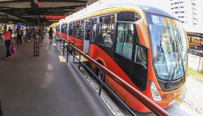 Tce-pr suspende licitação de ônibus em Curitiba por risco de custos duplicados