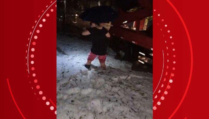Temporal com granizo deixa rastro de destruição e calçadas cobertas em Apucarana