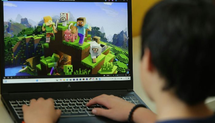 Uso excessivo de telas em crianças e adolescentes dispara casos de olho seco